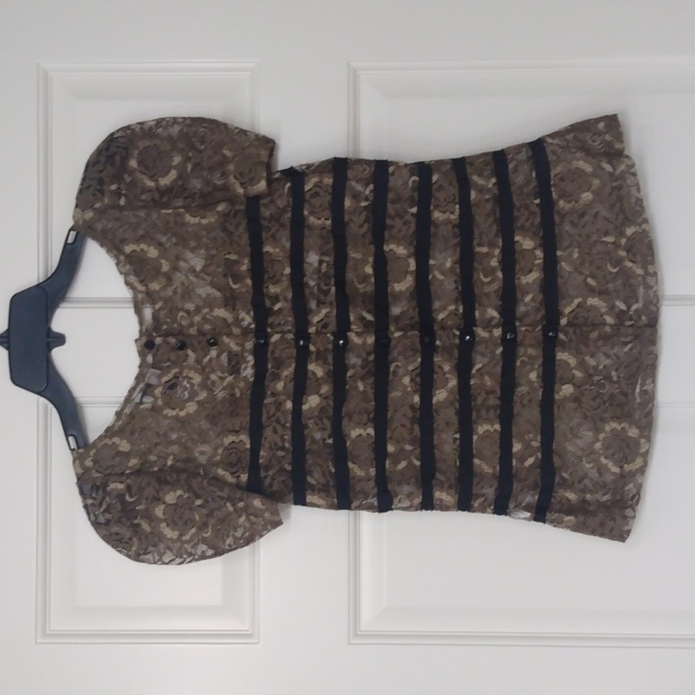 2B. RYCH LACE TAUPE & BLACK BACK BUTTON SHORT SLEEVE TOP SIZE 4 - Picture 4 of 7